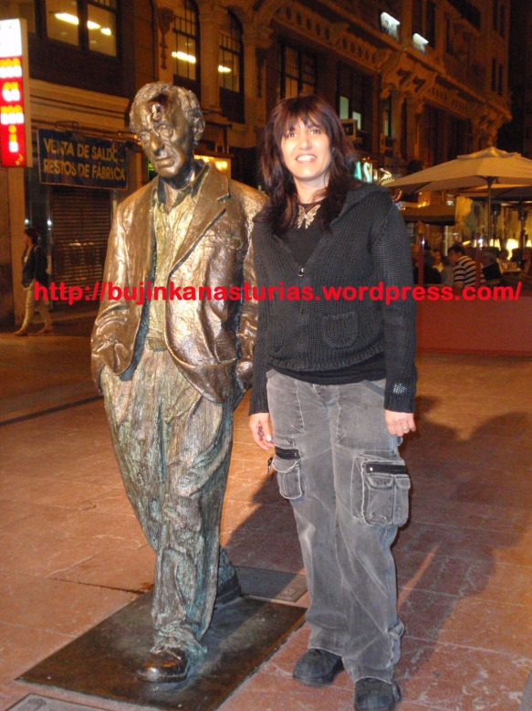 Shihan Natascha Tomarkin en Oviedo junto a una estatua emblematica de la ciudad dedicada al actor y director Woody Allen.